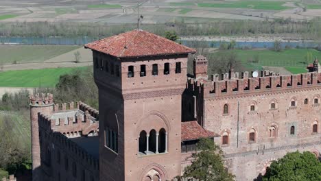 Castillo-De-Gabiano,-Un-Tesoro-Arquitectónico-E-Histórico-En-El-Pueblo-Italiano-De-Gabiano,-Italia.