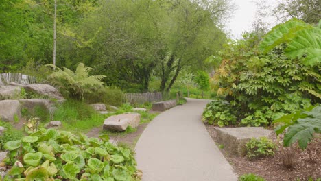 Camino-Panorámico-A-Través-De-Una-Exuberante-Vegetación-En-El-Extraordinario-Jardín-De-Nantes,-Francia