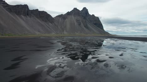 Luftaufnahme-Der-Berge-In-Stokksnes-Mit-Ihren-Spiegelungen-Im-Wasser-Im-Sommer-In-Island