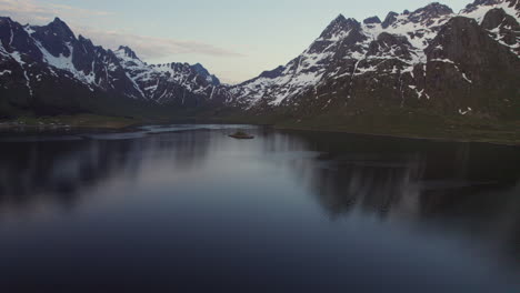 Goldener-Austnesfjord:-Schneebedeckte-Berge-In-Der-Magischen-Stunde