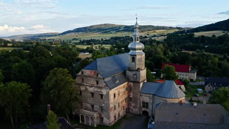 Rekonstruierter-Palast-Von-Sarny-Im-Landkreis-Klodzko,-Niederschlesien,-Polen