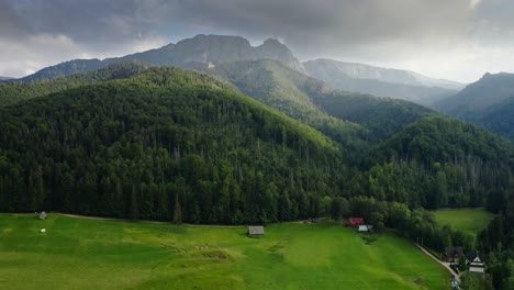 Tilt-Up-Enthüllung-Des-Berggipfels-Giewont-Im-Tatra-Gebirge,-Zakopane,-Polen