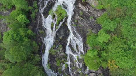 Oben-Blick-Auf-Den-Wasserfall-Des-Flusses-Furelos-In-Toques,-A-Coruna,-Spanien