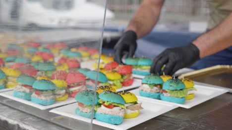 Toma-En-Cámara-Lenta-De-Un-Chef-Preparando-Sándwiches-Coloridos-Para-Una-Recepción