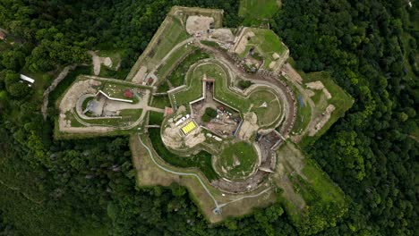 Vista-Superior-De-La-Fortaleza-De-Srebrnogorska---Monumento-Histórico-En-El-Pueblo-De-Srebrna-Gora-En-Polonia