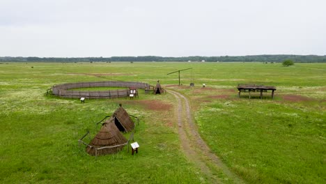 Antiguo-Pueblo-De-Pastores-Con-Edificios-De-Madera-En-Grandes-Llanuras,-Parque-Nacional-Kiskunság-Hungría