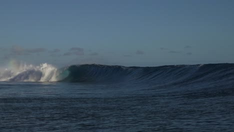 Teahupo&#39;o-Riesige-Welle-Berühmtes-Surfen-Fass-Kracht-Tahiti-Französisch-Polynesien-Zeitlupe-Schaumball-Korallenriff-Paris-Olympische-Sommerspiele-2024-Offshore-Wind-Verträumter-Regenbogen-Passe-Havae-Pazifischer-Ozean-Pfanne