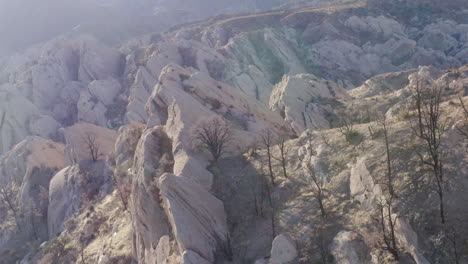 Contornos-Del-Suelo-En-El-Arco-Del-Ponche-Del-Diablo,-Disparo-De-Dron-Hacia-Adelante