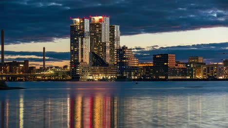 Timelapse-De-Espectaculares-Nubes-Al-Atardecer,-Moviéndose-Sobre-Las-Torres-De-Kalasatama-En-Helsinki