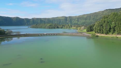 Vista-Aérea-Panorámica-De-Los-Lagos-De-Sete-Cidades-Y-El-Exuberante-Paisaje-Verde-En-Un-Día-Soleado