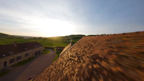 FPV-Einstellungsaufnahme-Um-Ein-Bauernhaus-In-Der-Landschaft-Von-Burgund