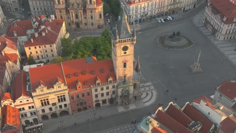 Primer-Plano-De-Drones,-Punto-De-Referencia-Central,-Plaza-De-La-Ciudad-De-Praga,-Luz-Del-Día-De-La-República-Checa