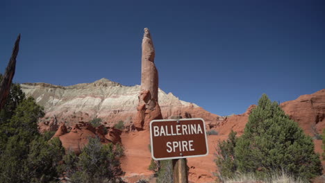 Ballerina-Spire-Sandstone-Rock-Formation-and-Sign,-Kodachrome-Basin-State-Park,-Utah-USA