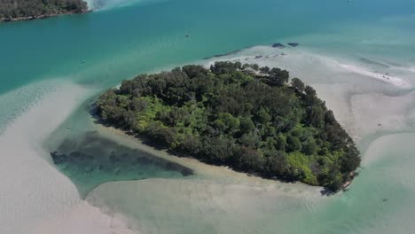 Cudgeree-Island-Mit-Flachem-Sandwasser-In-Windang-Außerhalb-Des-Lake-Illawarra,-NSW,-Australien