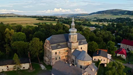 Palacio-Sarny---Palacio-Del-Siglo-XVI-En-Sarny,-Condado-De-Kłodzko,-Polonia