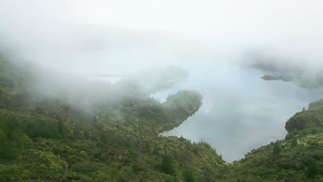 La-Serena-Belleza-De-Lagoa-Do-Fogo-Capturada-A-Través-De-Una-Vista-Aérea-Brumosa-De-La-Mañana