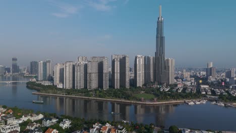 Edificio-Emblemático-En-El-Río-Saigón-Con-Vista-De-Drones-Del-Cielo-Azul-Claro