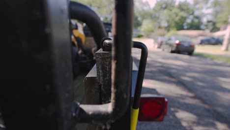 Lowering-the-gate-of-the-trailer-with-unlock-mechanism