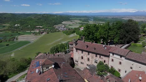 Vista-única-De-Las-Granjas-Circundantes-Cuesta-Abajo-Desde-La-Cima-De-La-Colina-Gabiano,-Comuna-De-Italia-En-El-Antiguo-Piamonte