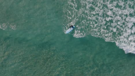 Surfer-Reitet-Auf-Surfbrett-Mit-Welle-Plätschert-In-Laracha,-Spanien