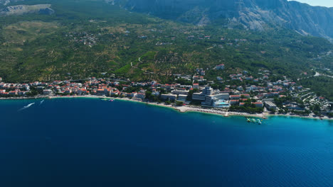 Luftbild-Kamerafahrt-Mit-Blick-Auf-Die-Stadt-Podgora-An-Der-Makarska-Riviera,-Kroatien