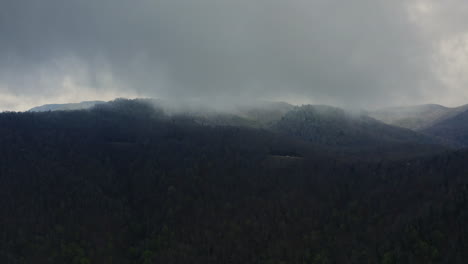 Luftaufnahme-Eines-Stimmungsvollen-Nebels-über-Dem-Blue-Ridge-Parkway-In-Brevard,-North-Carolina