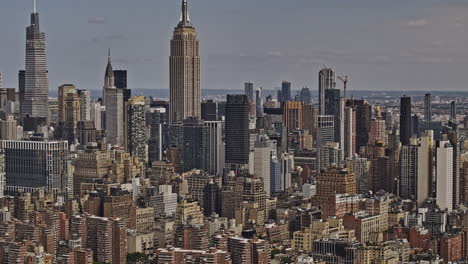 NYC-New-York-Luftaufnahme-V448-Drohnenüberflug-über-Chelsea,-Aufnahme-Von-Umgebauten-Niedrigen-Lagerhauswohnungen-Und-Der-Stadtlandschaft-Moderner-Wolkenkratzer-In-Midtown-Manhattan-–-Aufgenommen-Mit-Mavic-3-Pro-Cine-–-September-2023