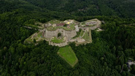 Vista-Aérea-Del-Fuerte-Srebrna-Gora-En-Las-Montañas-De-Los-Sudetes-En-Polonia