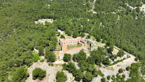 Retirada-Aérea-De-Fort-Faron-Que-Revela-El-Soleado-Paisaje-Montañoso-De-Toulon