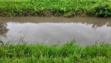 Fluss-Im-Frühlingsregen-In-Ungarn