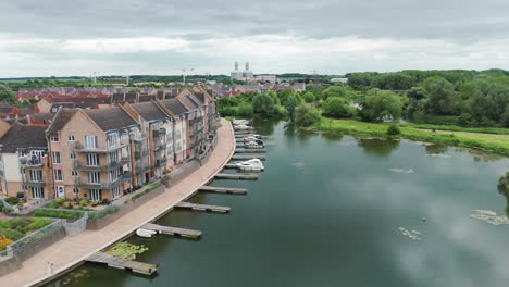 Toma-Panorámica-De-Apartamentos-Lujosos-Y-Caros-Con-Yates-Detenidos-En-El-Lago-En-East-Sussex,-Inglaterra