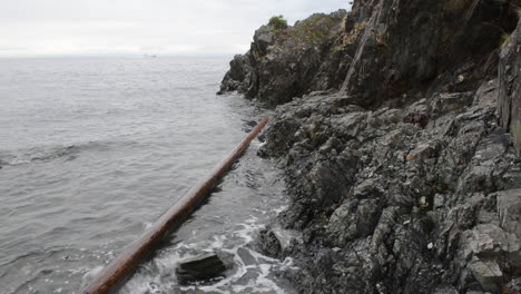 Un-Barco-Pasa-Por-La-Apertura-De-La-Laguna-Piper-Y-Neck-Point.