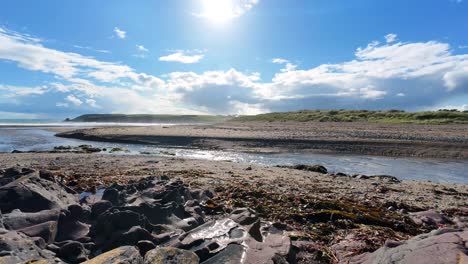 Irland,-Epische-Orte,-Zeitraffer,-Sommerabend-Am-Strand-Von-Bunmahon,-Küste-Von-Waterford,-Entspannende-Szene