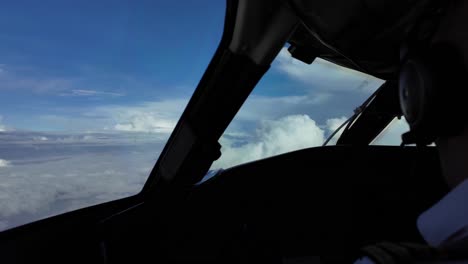 Piloto-Dentro-De-La-Cabina-De-Un-Jet-Mientras-Se-Acerca-A-La-Cima-De-Una-Enorme-Nube-Tormentosa