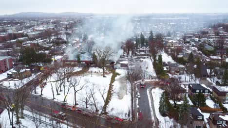 Incendio-En-Una-Escuela-Local-En-Montreal,-Canadá,-Estación-De-Bomberos-Extinguiendo