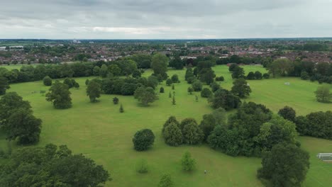 Blick-Auf-Priory-Park-Unter-Dichten-Wolken-Im-Bezirk-Huntingdonshire,-Großbritannien-Während-Des-Tages