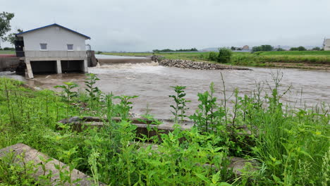 Pequeña-Central-Hidroeléctrica-Ecológica-En-El-Río.