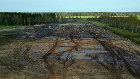 Vista-Aérea-De-Terrenos-Deforestados-Para-La-Instalación-De-Campos-Solares,-Transformando-El-Paisaje.