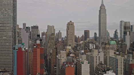 Nyc-Nueva-York-Antena-V227-Sobrevuelo-Bajo-Con-Drones-Calle-39-Capturando-Densos-Rascacielos-Paisaje-Urbano-Del-Distrito-De-Prendas-De-Vestir-Midtown-Manhattan-Contra-El-Cielo-Nublado---Filmado-Con-Inspire-3-8k---Septiembre-De-2023