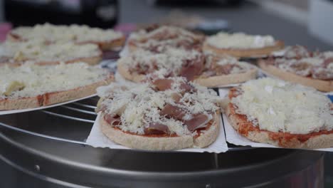 Toma-Lenta-Y-Reveladora-De-Una-Gran-Colección-De-Comida-Servida-En-Una-Cata-De-Vinos.