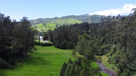 Erstaunliche-Luftaufnahme-Des-Viertels-Am-Fluss-San-Pedro,-Provinz-Pichincha,-Ecuador