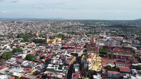 San-Miguel-De-Allende,-México,-Mostrando-Una-Vibrante-Arquitectura-Y-Diseño-De-La-Ciudad,-Vista-Aérea