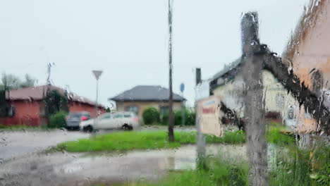 Blick-Auf-Die-Straße-Durch-Regnerisches-Fenster-Mit-Tropfen