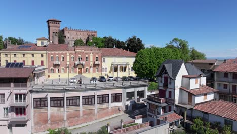 Gabiano-commune-city-hall-in-this-semi-orbiting-aerial-mid-way-up-the-hill-Gabiano-is-located-on-in-northern-Italy