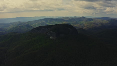 Sonnenuntergangsluftaufnahme-Des-Looking-Glass-Rock-In-Den-Blue-Ridge-Mountains-In-Asheville,-North-Carolina