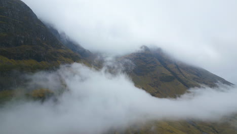 Escena-Natural-Con-Cordillera-En-Niebla,-Glen-Coe,-Escocia