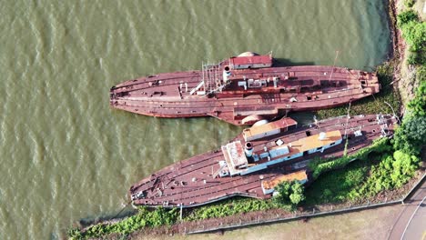 Drone-En-órbita-Disparado-Sobre-Los-Viejos-Barcos-En-El-Puerto-De-Posadas