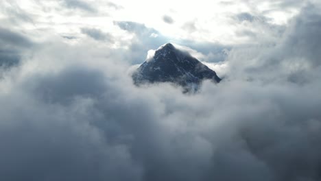 Espectacular-Pico-De-Montaña-Rocosa-Que-Alcanza-Su-Punto-Máximo-A-Través-De-Las-Nubes