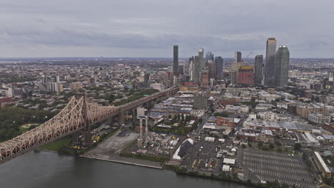 NYC-New-York-Luftaufnahme-V343-Drohnenüberflug-über-Den-East-River,-Erfassung-Des-Starken-Verkehrs-Auf-Der-Unteren-Fahrbahn-Der-Queensboro-Bridge-Und-Der-Stadtlandschaft-Von-Long-Island-City-Bei-Queens-–-Aufgenommen-Mit-Mavic-3-Pro-Cine-–-September-2023