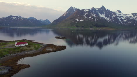 Fantástica-Toma-Aérea-Sobre-El-Fiordo-Austnesfjorden-Y-Sus-Grandes-Montañas-En-La-Hora-Dorada